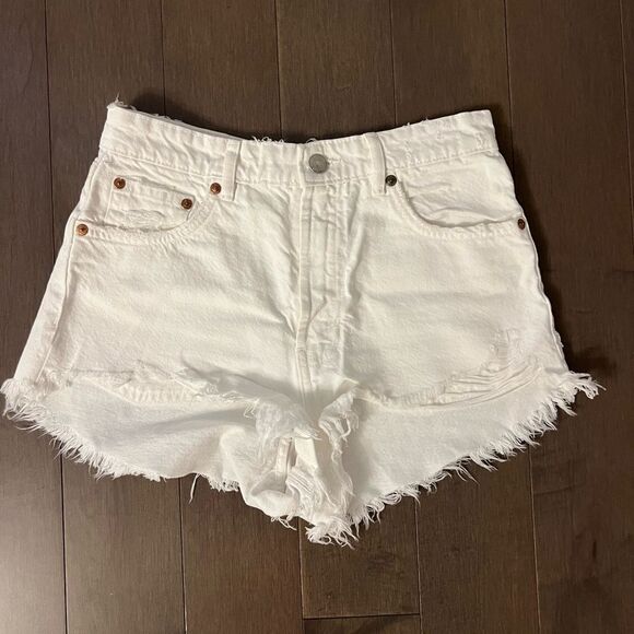 Zara white denim shorts - size 6, fits like a 4* - Picture 1 of 3